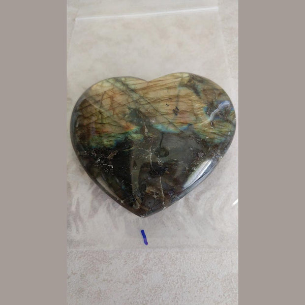Labradorite treats disorders of the eyes and brain, relieves stress and regulates metabolism