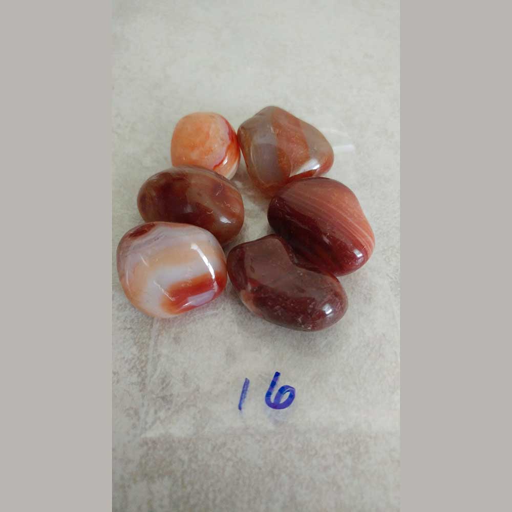 Agate stabilizes the aura, eliminating and transforming negative ene