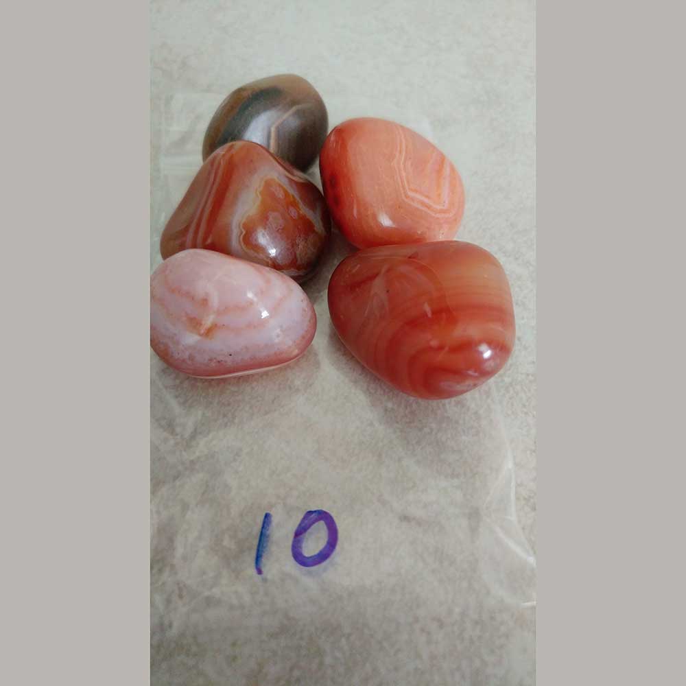 Agate stabilizes the aura, eliminating and transforming negative ene