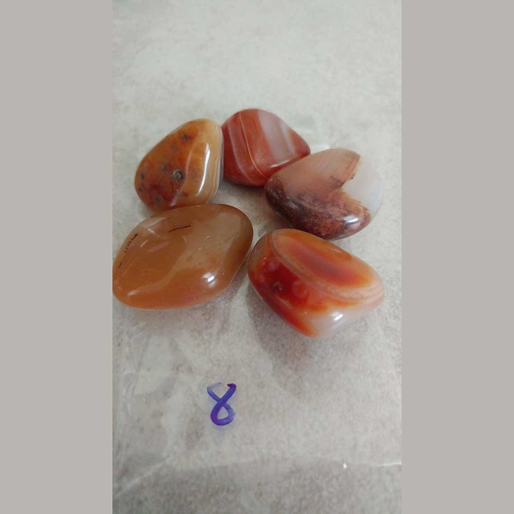 Agate stabilizes the aura, eliminating and transforming negative ene