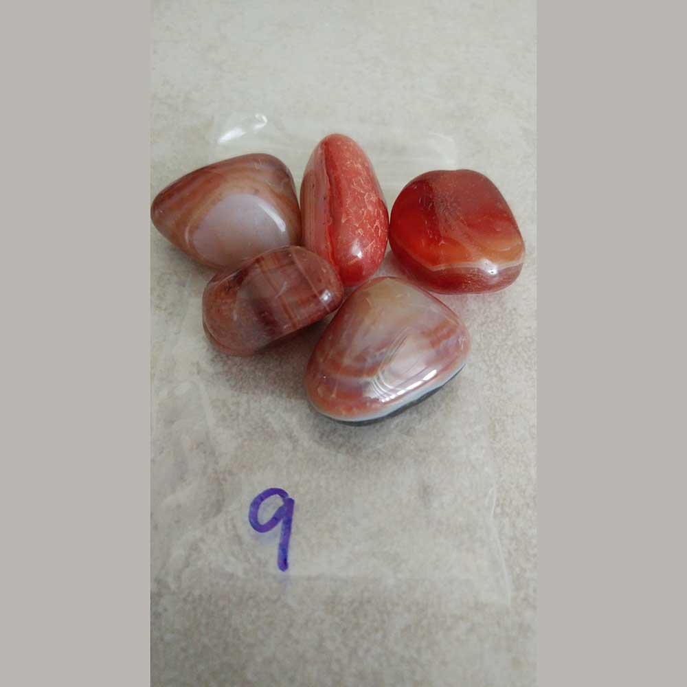 Agate stabilizes the aura, eliminating and transforming negative ene