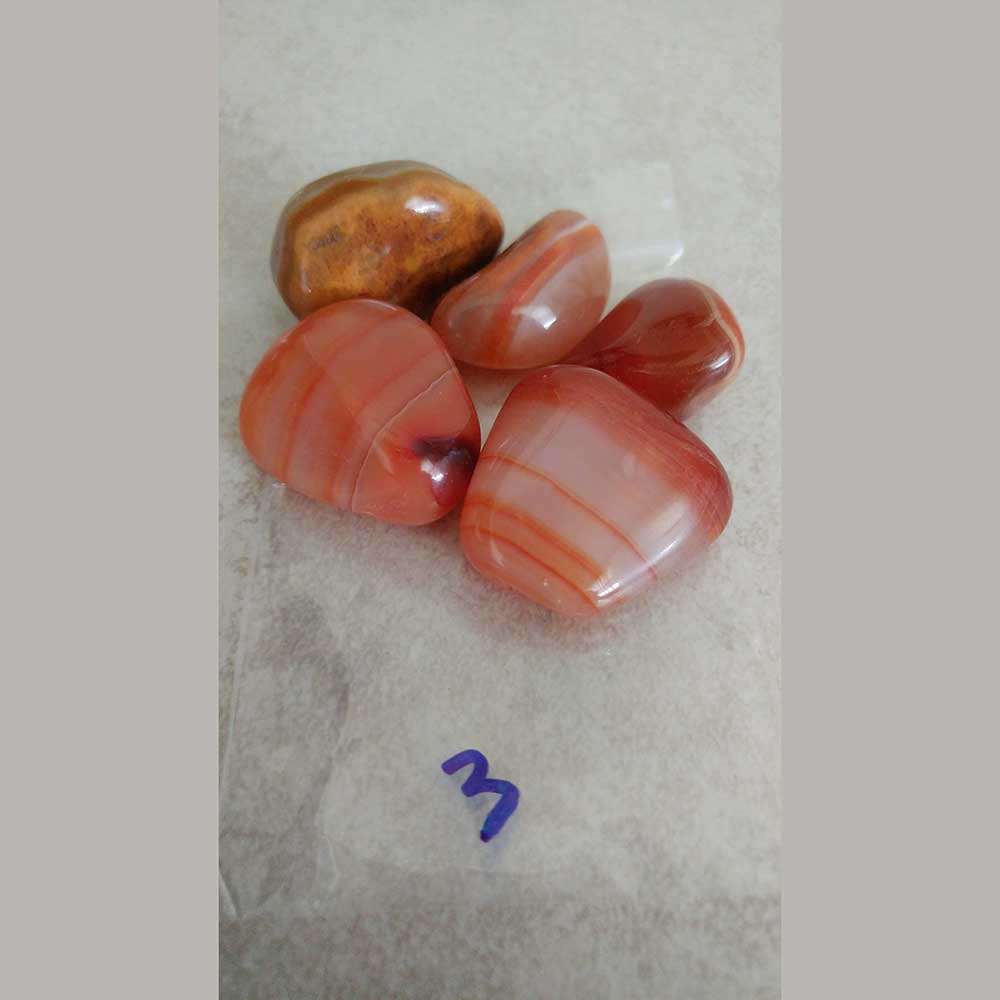 Agate stabilizes the aura, eliminating and transforming negative ene