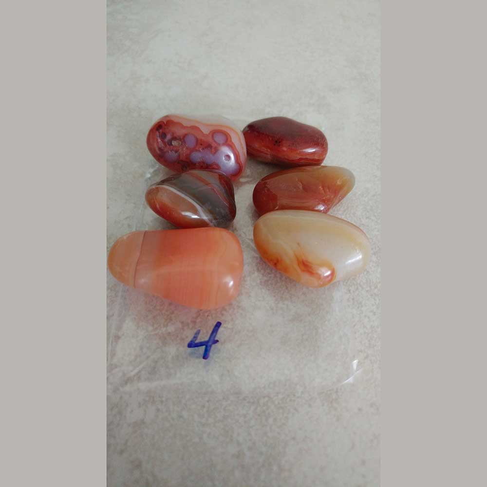 Agate stabilizes the aura, eliminating and transforming negative ene