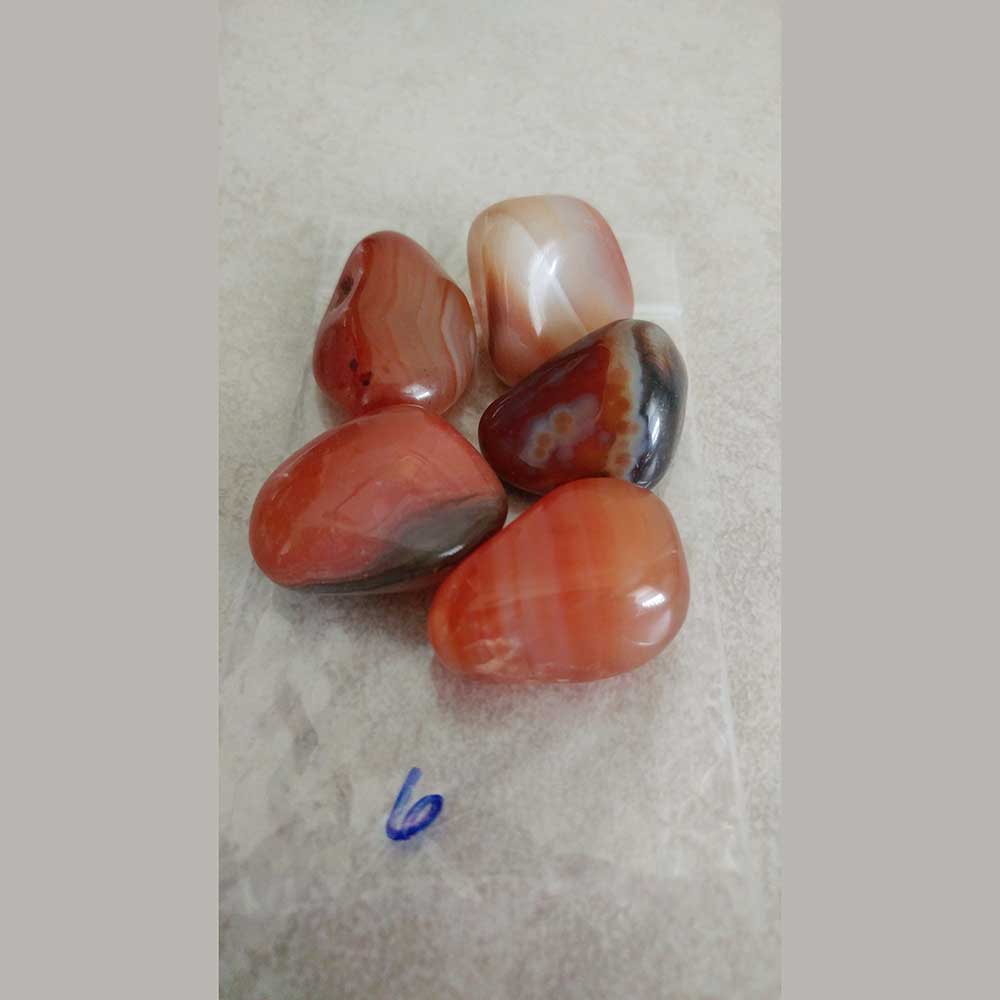 Agate stabilizes the aura, eliminating and transforming negative ene