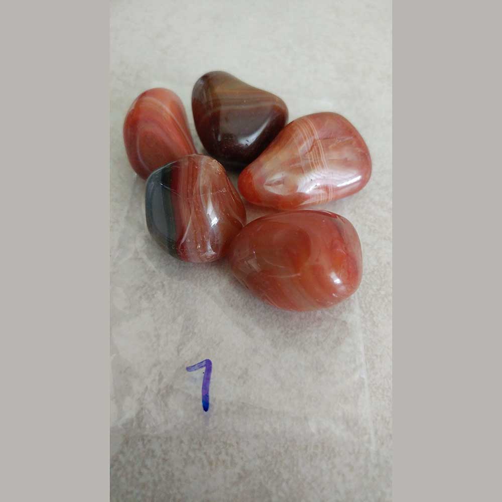 Agate stabilizes the aura, eliminating and transforming negative ene