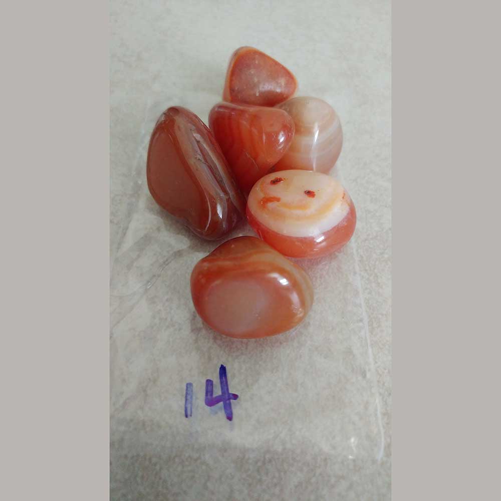 Agate stabilizes the aura, eliminating and transforming negative ene