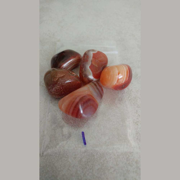 Agate stabilizes the aura, eliminating and transforming negative ene